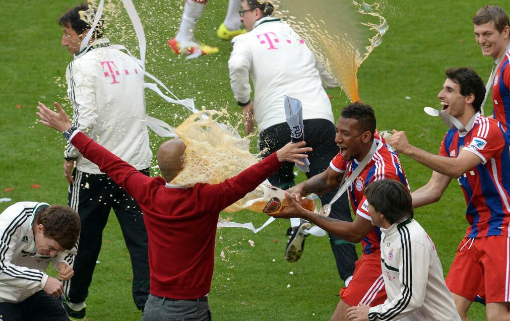 Pep Guardiola Beer Picture After Bayern Win Bundesliga Ballsie 