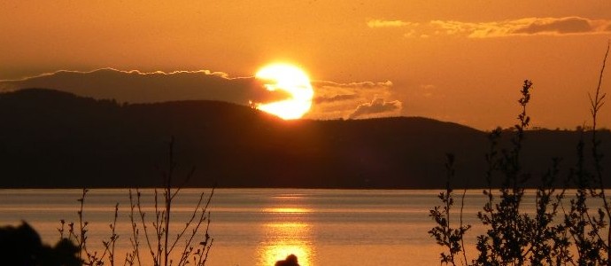 Sun-over-lake-in-Ireland-690x300